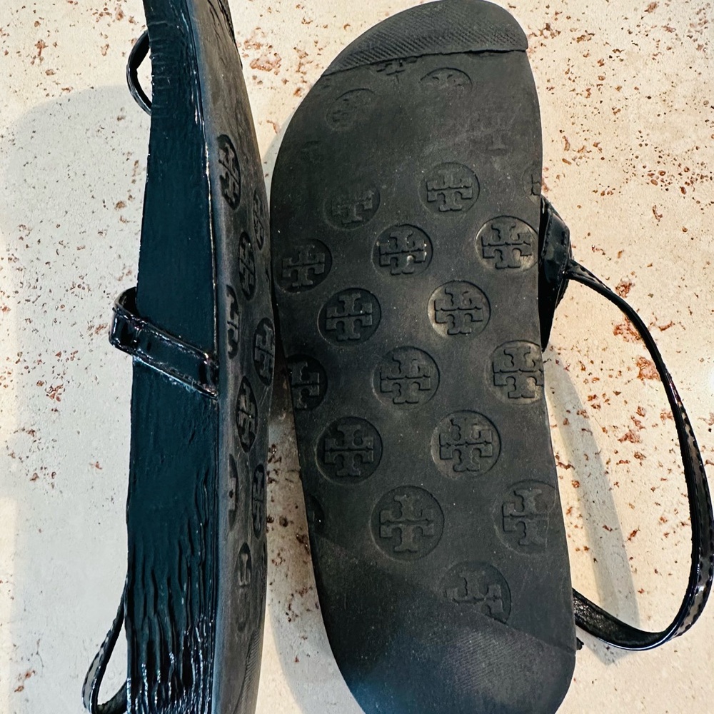 Tory Burch Dillan Sandal Black Patent Leather Gold
Logo Thong Sandals Sz 7-7.5 - Picture 8 of 11